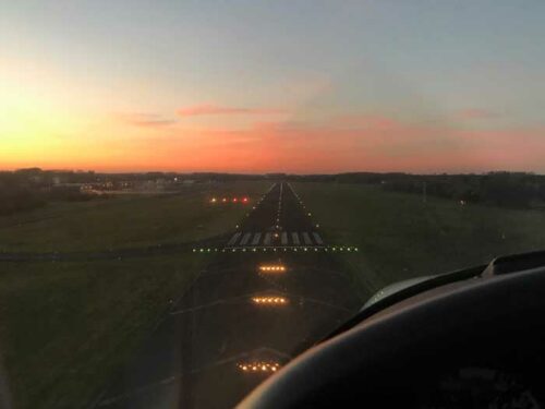 mvz-leistungen-flugmedizin-flugzeug-landebahn